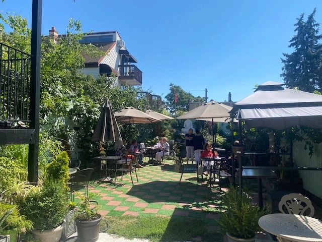 Andrew's Healthy Foods outdoor patio dining area